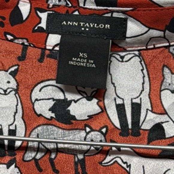 Ann Taylor Fox Print long sleeve Top blouse Size XS orange half button front - Picture 2 of 8